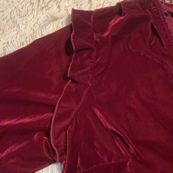 ASOS Design Curve beautiful Velvet Mini Dress with Circle Trim in Berry - Picture 5 of 7